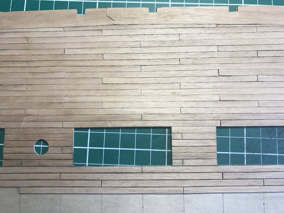 The new method: the bottom rows have a continuous, thicker and more visible caulking seam than the rows above.