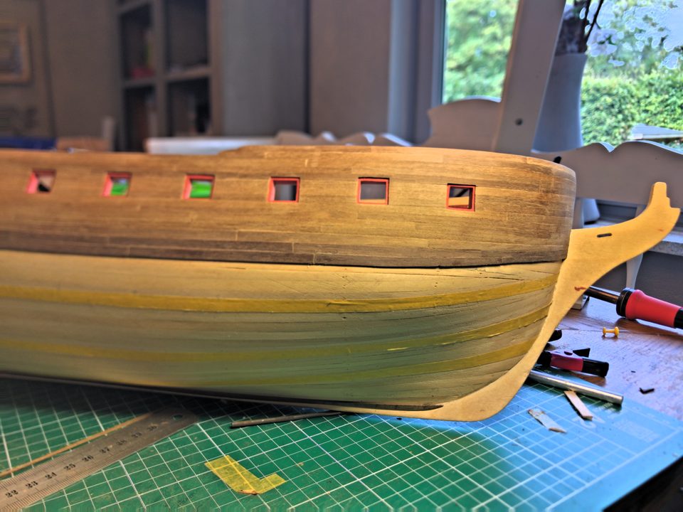 Starboard divided into four belts, with seven planks per belt; the boundaries between the belts follow the sheer of the hull.