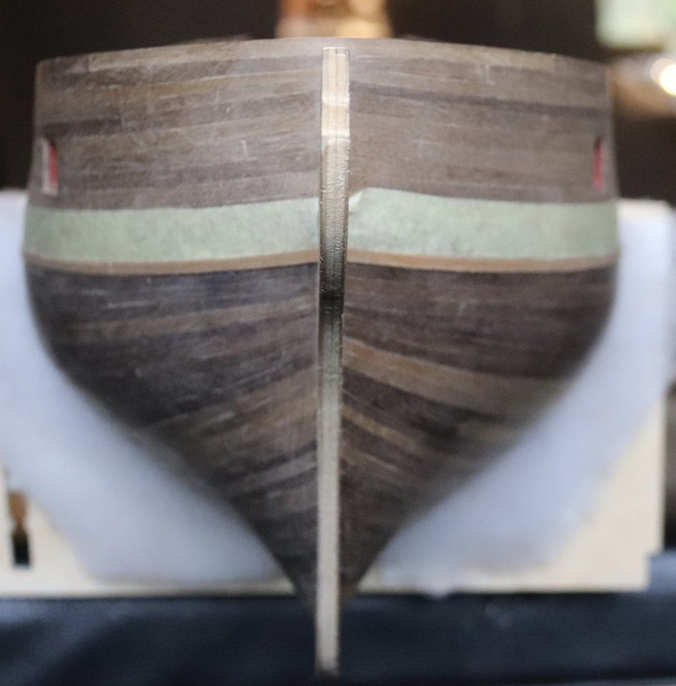 Seen from the bow, the black strakes sit at the same height on both sides.