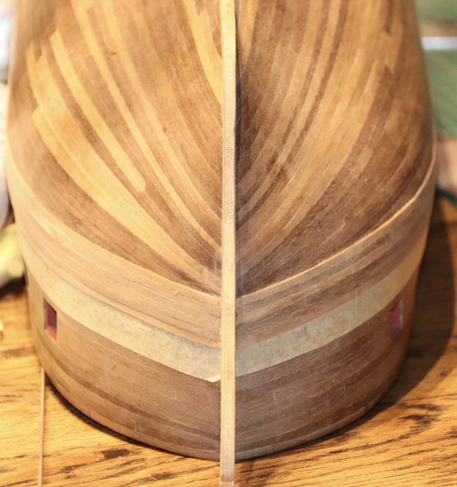 Seen from the bow: the wale runs level round the bow on both sides.
