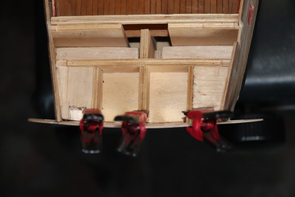 After filing, the transom fits snugly all round