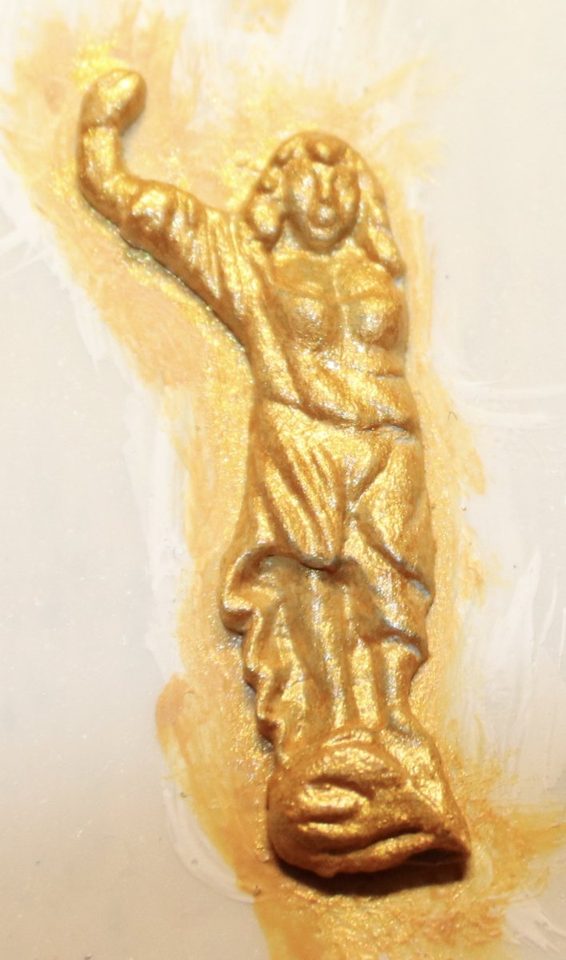 The figure in antique gold, still without wash: the bling version.