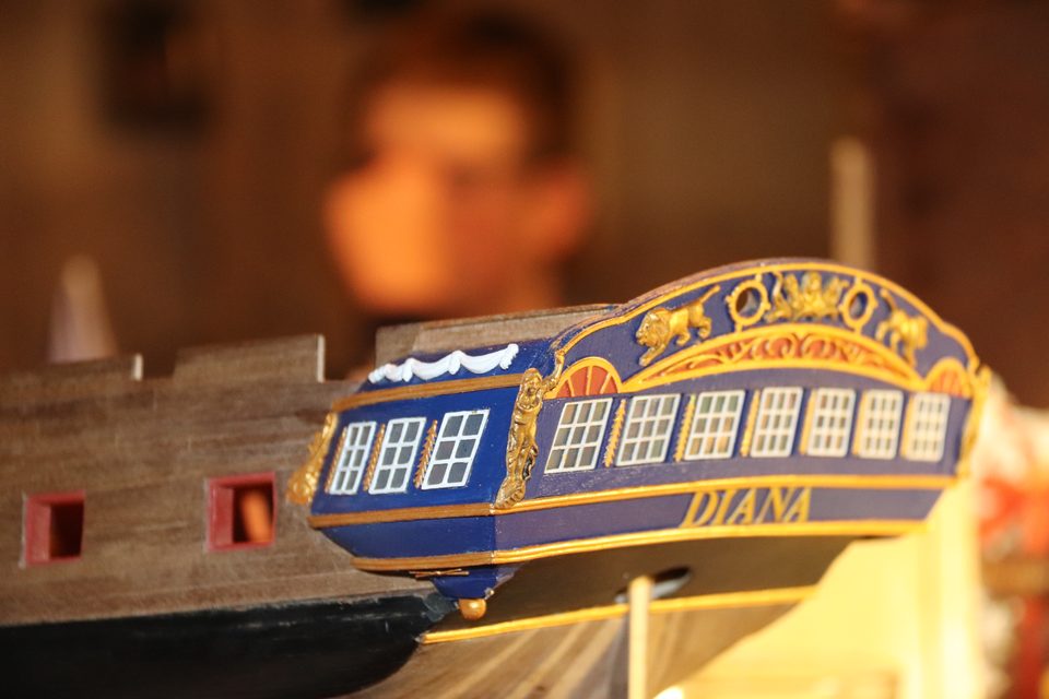 The transom with all mouldings in gold