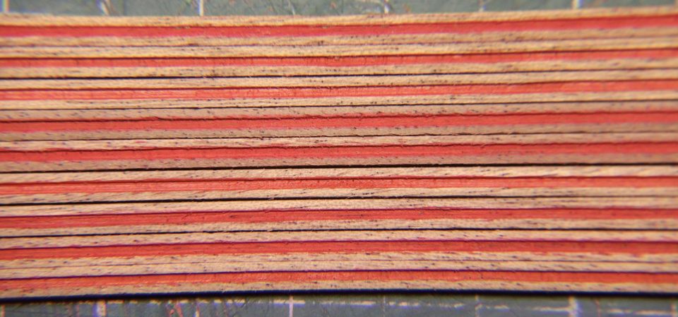 The result: the mouldings with a crisp red line in the profile, painted with the size 0 brush.