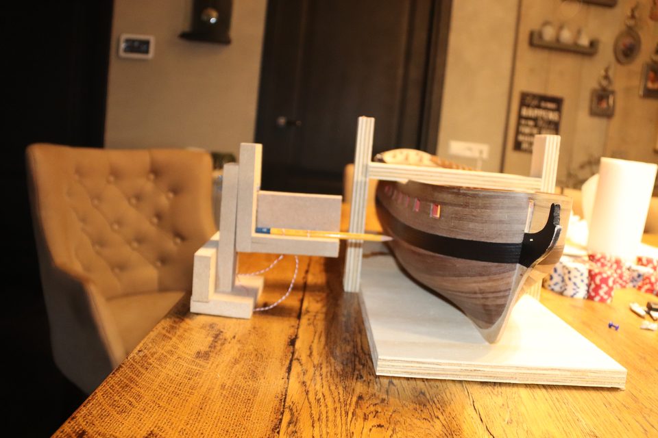 The jig next to the sternpost: a block holding the pencil at a fixed height, which you slide along the hull.
