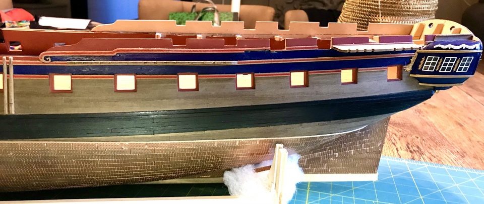 The result on the port side: the first mouldings are fixed, the channels still sit loose in them and follow the mouldings.