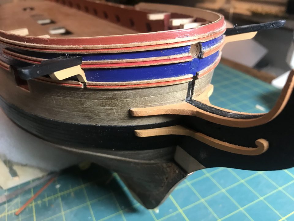 The result: the port cathead passes through the mouldings and follows the line of the bow.