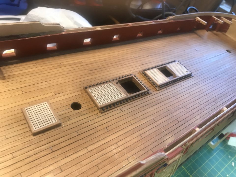 Hatch with grating and shot garland