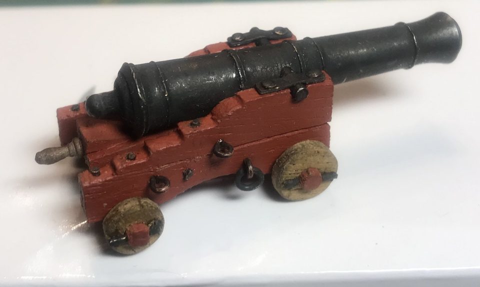 The first gun with all the details: round nail heads on the cap-squares, bolts in the cheeks, linchpins and the handle on the quoin.
