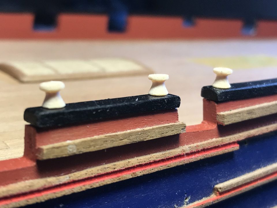 The result: the home-bent beech strip lies in one piece on the bulwark of the forecastle deck and follows the curve.