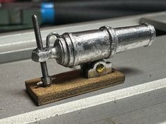 The elevating screw made from a 1.2 mm bolt, with the rounded head and a pin as its handle