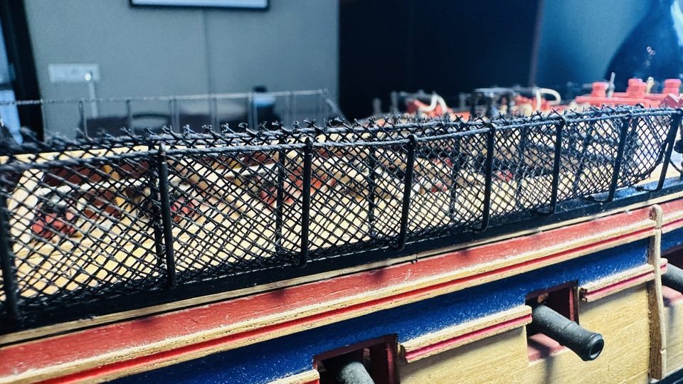 De netten tussen de zelfgemaakte kranen op de verschansing