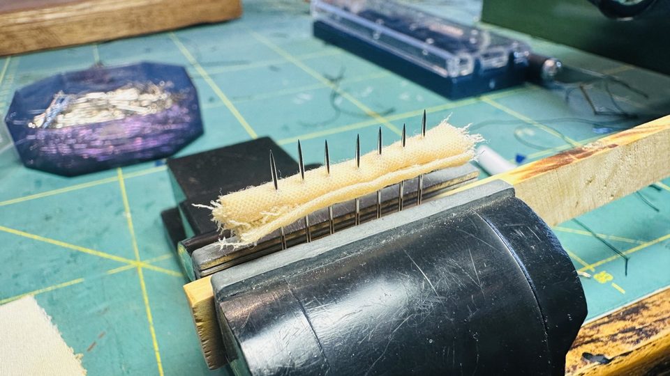 Het latje met zeven spelden, met de hangmat erop gedrukt