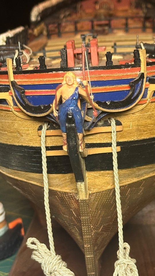 Diana op haar plaats op het galjoen, onder de boegspriet