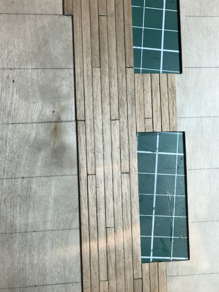 The gun deck after the first evenings: king plank in the middle, staggered butt ends and the rows growing out towards the margin plank.