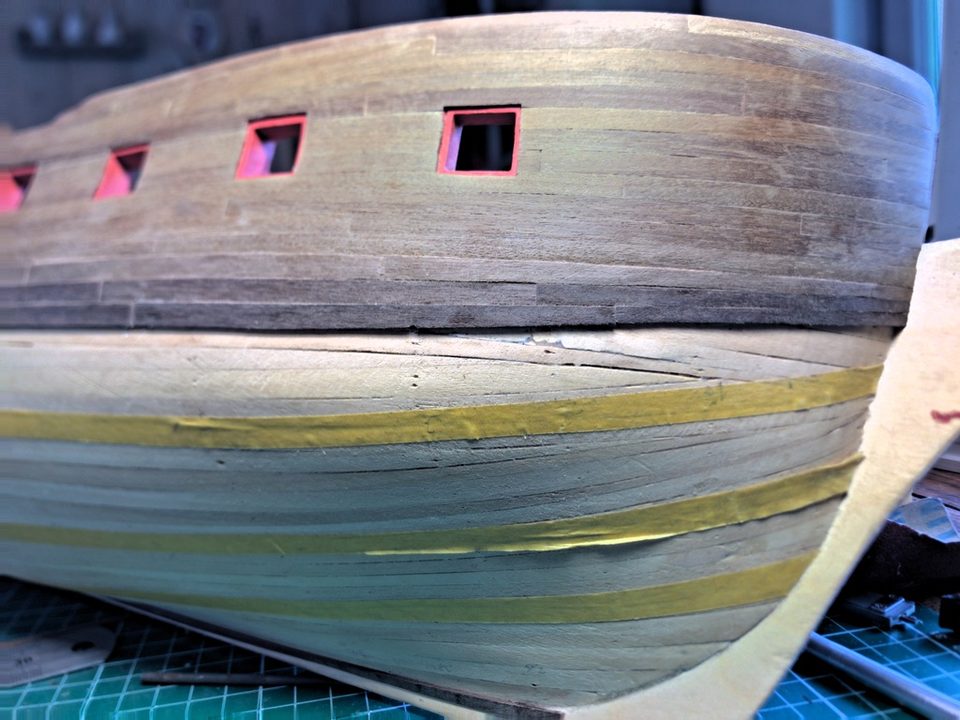 At the bow the belts converge: here the same seven planks have to fit into a much narrower band.