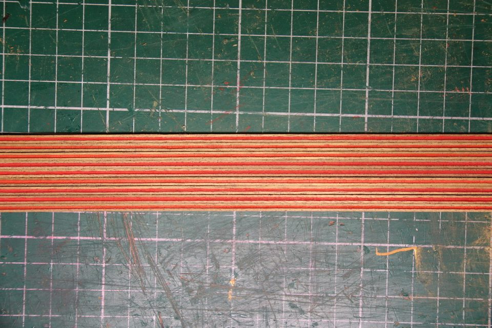 The mouldings loose on the cutting mat during painting: the red line follows the groove in the profile exactly.