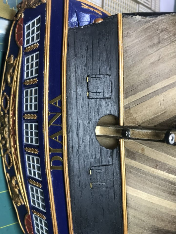 From the side: the hinges lie flat on the lid and do not yet touch the hull.