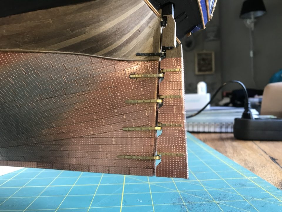 After steel wool and copper polish: the copper shines evenly again, including around the gudgeons of the rudder.