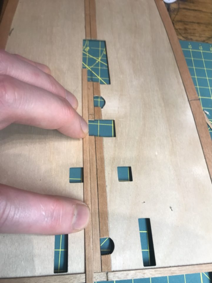 The first planks next to the king plank are pressed down; the thread lies in the seam.