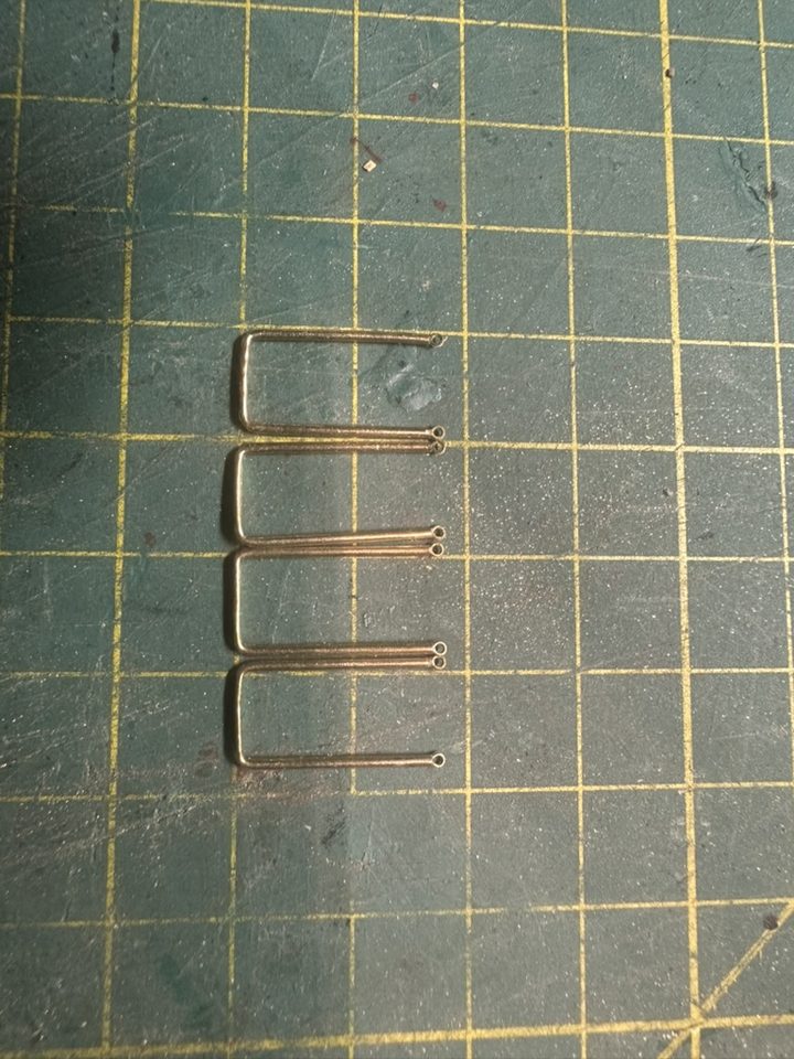 Four bent cranes side by side: thanks to the same jig they are equally wide.